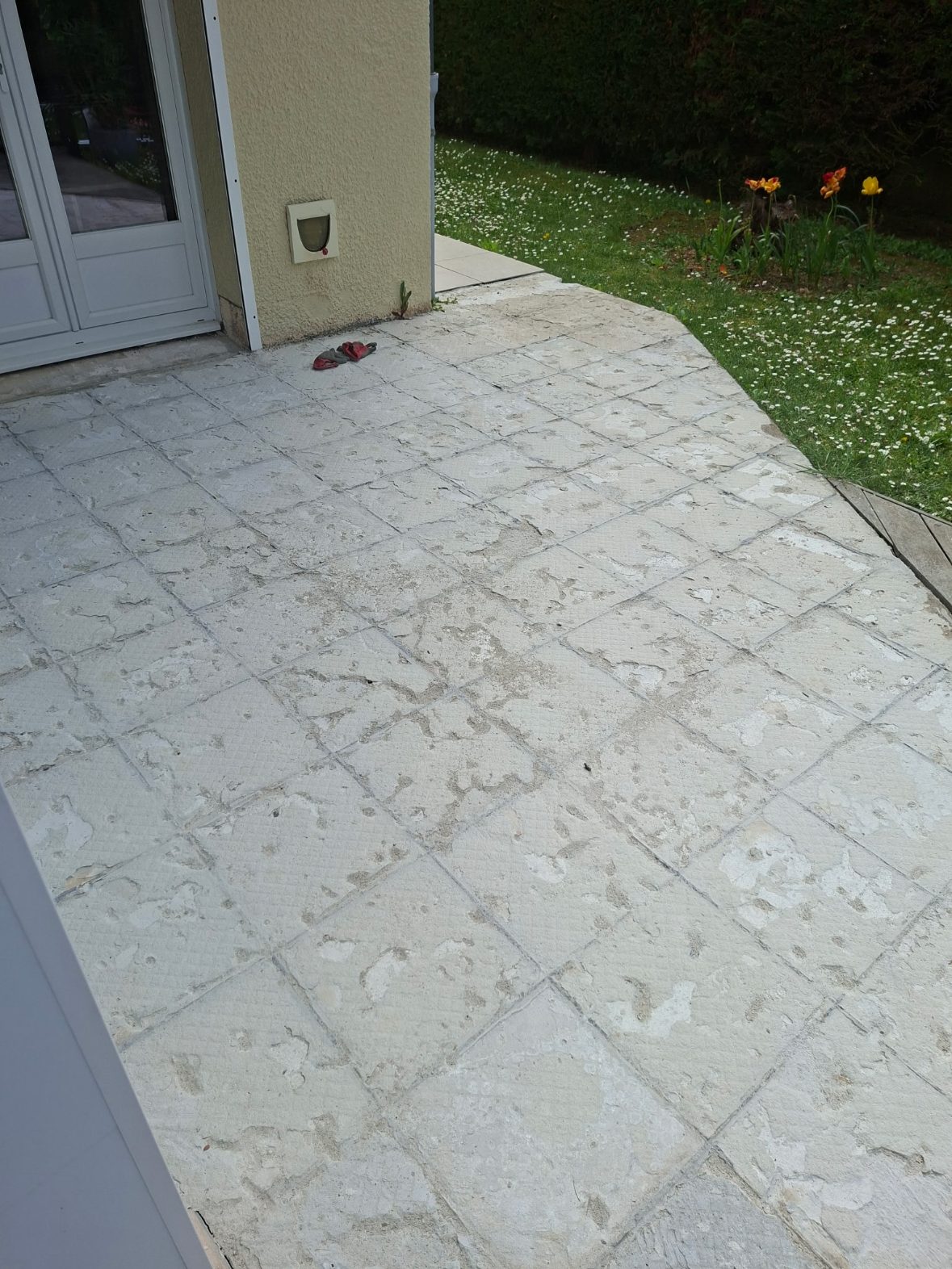 Dépose de l'ancien carrelage d'une terrasse extérieure