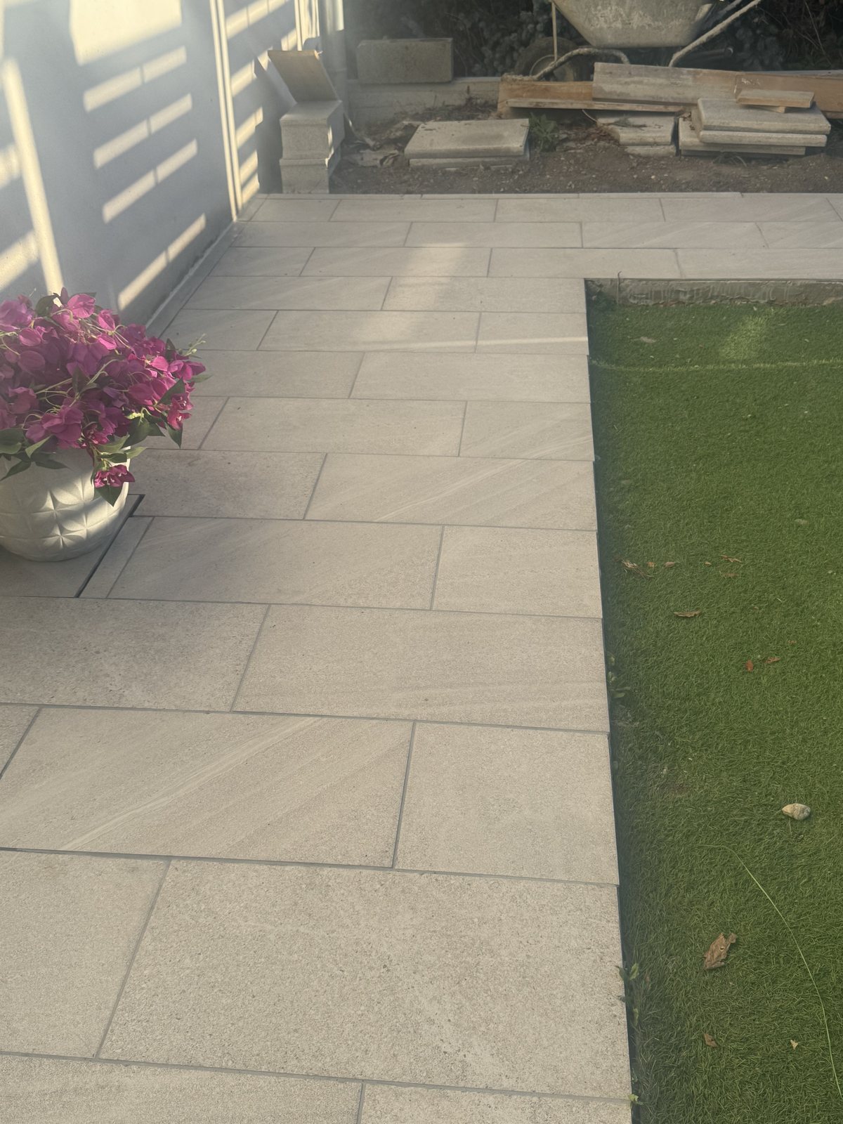 Détail des carreaux et des joints d'une terrasse extérieure